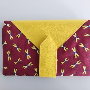 Portefeuille, avec nombreux compartimentstissu libellules et simili cuir moutarde.