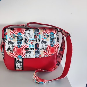 Superbe sac besace simili cuir rouge et tissu japonais manga, multi-poches, travail soigné.
