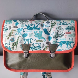 Cartable maternelle (34cm x24 cm), simili cuir kaki et tissu animaux lion,tigre, girafe... avec  porte- étiquette, bretelles réglables.