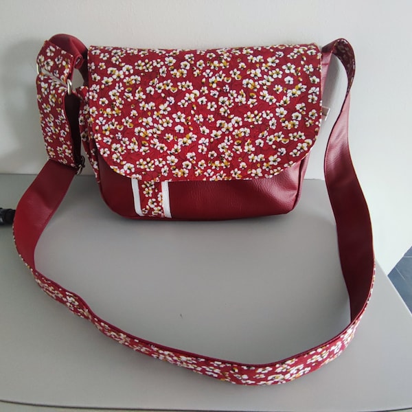 Superbe sac besace, sac à main, sac bandoulière, simili cuir bordeaux et tissu fleurs, multi-poches, travail soigné.