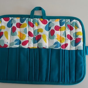 Organisateur de maquillage,trousse de maquillage à rouler, d'accessoires,tissu "oiseaux"12 compartiments de différentes grandeurs.