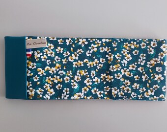 Porte-chéquier talon gauche, tissu fleuri et simili cuir bleu turquoise, très belles finitions.