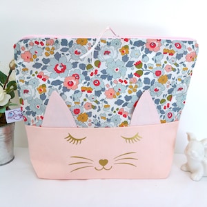Trousse de toilette personnalisée enfant bébé Liberty Betsy rose chat, cadeau naissance fille