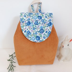 Sac à dos enfant personnalisé velours moutarde ocre et liberty, cartable maternelle crèche fille