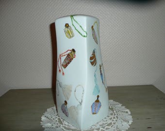 Pied de lampe carré torsadé en porcelaine peinte main : motif de flacons de parfum et de cordonnets à pompons.