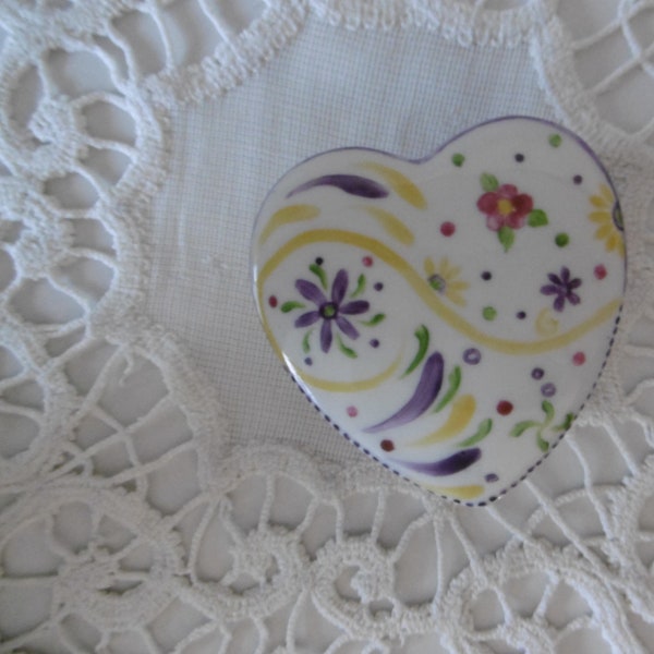 Petite boîte coeur en porcelaine peinte main : couleurs jaune, aubergine et vert