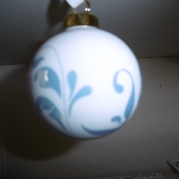 Boule de Noël en porcelaine peinte à la main avec un motif d'arabesques en lustre bleu