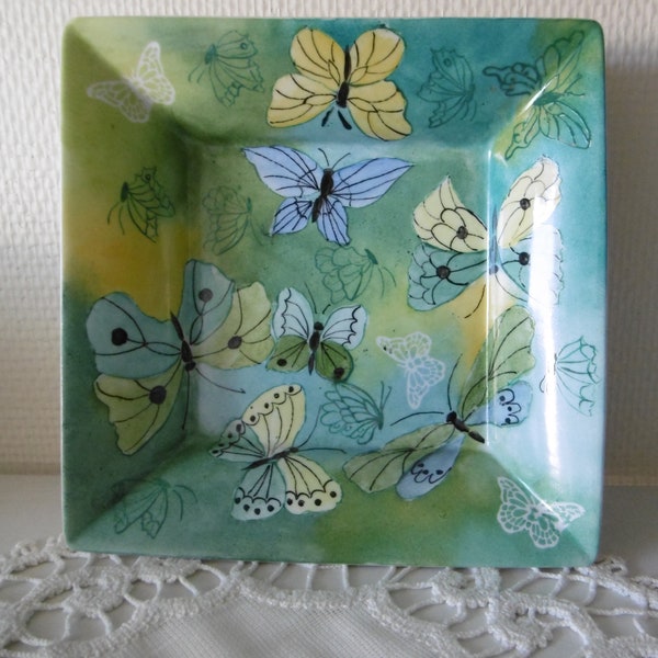 Vide-poche carré en porcelaine de Limoges : décor de multiples papillons sur fond turquoise, jaune et vert