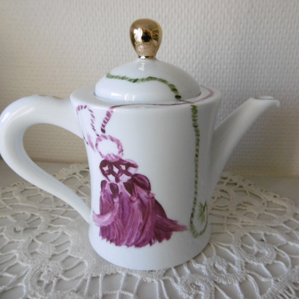 Verseuse ou cafetière en porcelaine peinte à la main décorée de deux pompons vert et rose et de dorures