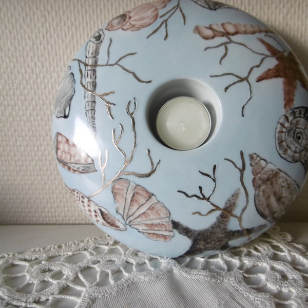 Gros bougeoir galet en porcelaine peinte main : décor de coquillages et de corail doré sur fond bleu