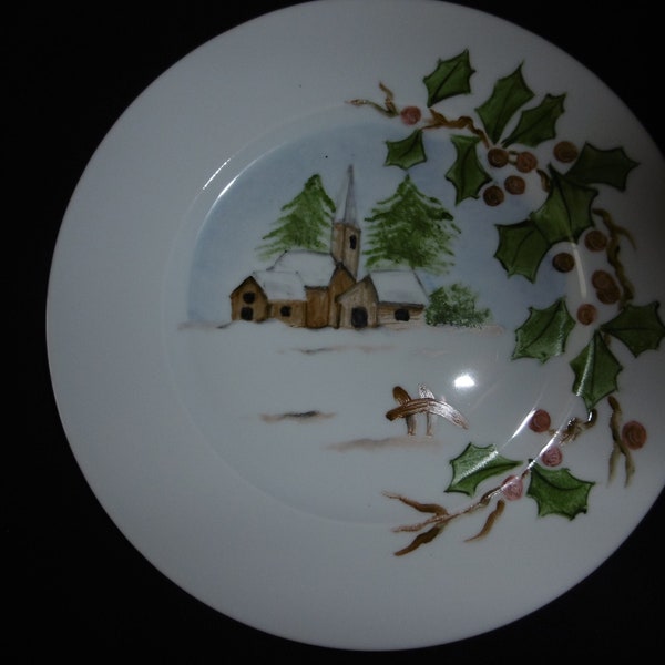 6 assiettes à dessert pour Noël en porcelaine peinte main : décor de paysages enneigés avec une demi-couronne de houx