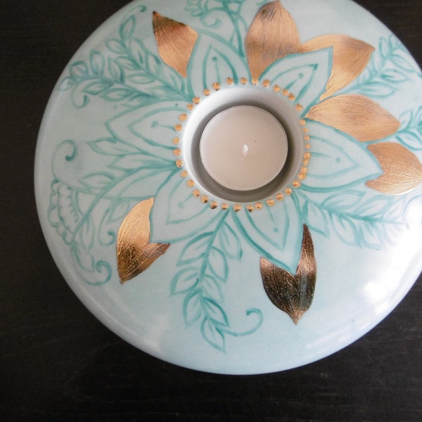 Grand bougeoir rond en porcelaine peinte à la main : dessin indiens turquoise sur fond turquoise avec feuilles en or