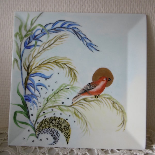 Assiette carrée en porcelaine peinte main avec motif d'oiseau rouge et de feuillage