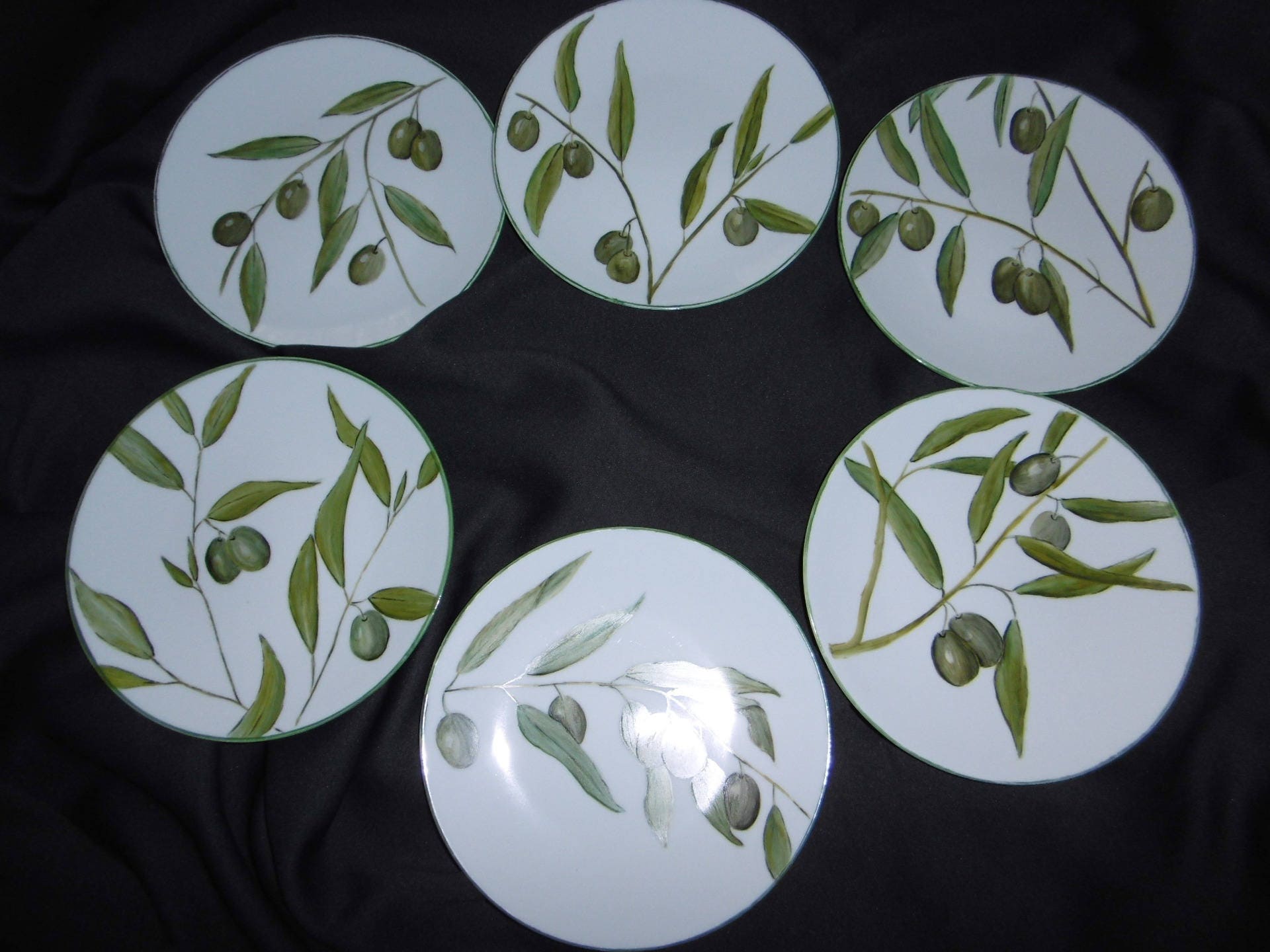 6 Assiettes à Hors d'oeuvre en Porcelaine Peinte Main. Motif de Branches d'olivier et Olives.