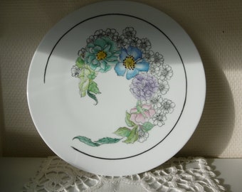 Plat rond en porcelaine peinte main décoré de fleurs pastels