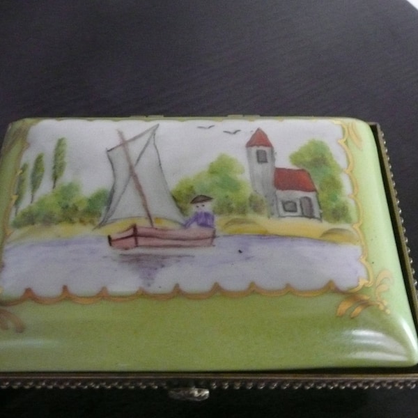 Boîte rectangulaire à bijoux en porcelaine peinte main : paysage bucolique, fermoir.