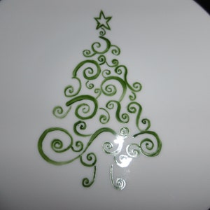 6 assiettes à dessert en porcelaine décorées de 6 sapins de Noël différents image 1