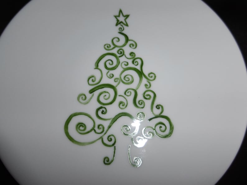 6 assiettes à dessert en porcelaine décorées de 6 sapins de Noël différents image 1