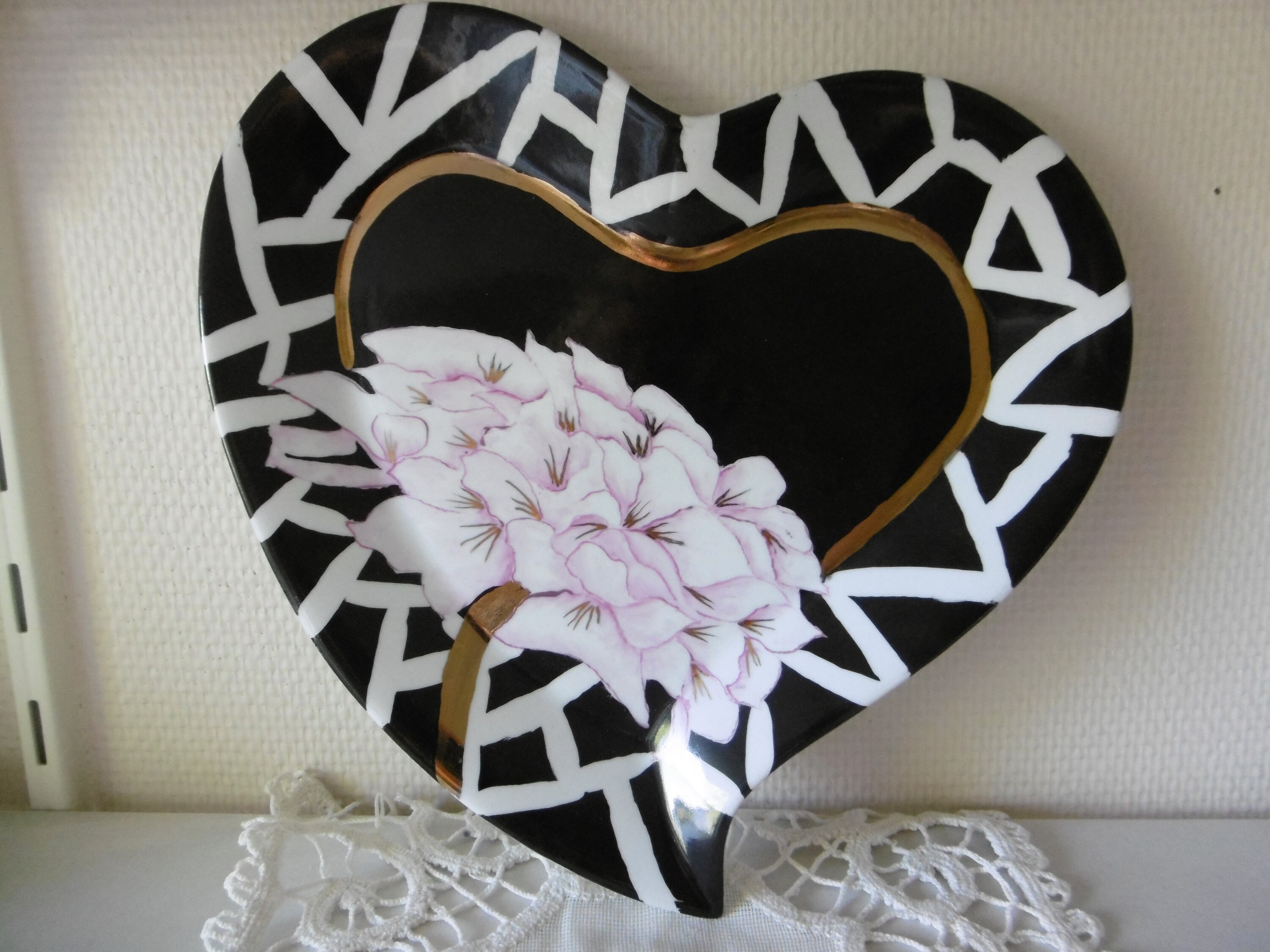 Assiette Coeur en Porcelaine Peinte Main Hortensia sur Fond Noir et Graphisme Blanc Noir