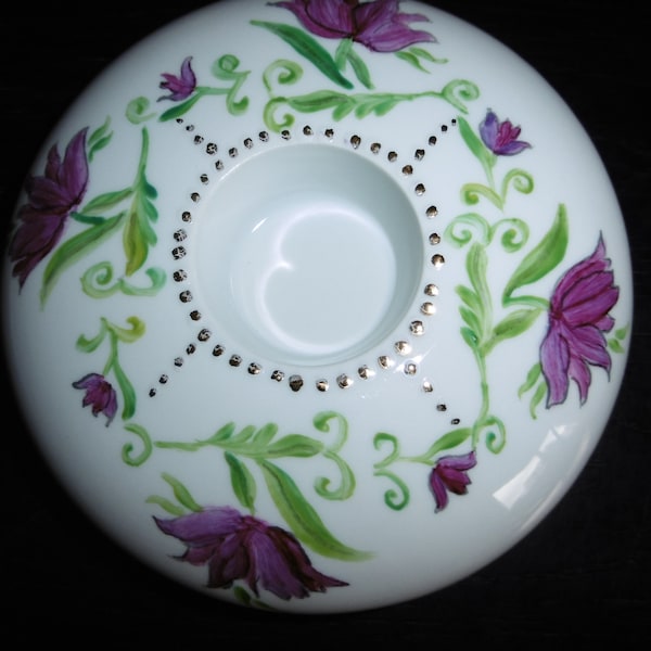 Bougeoir galet en porcelaine peinte main : décor de fleurs mauves et pointillé doré