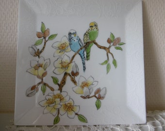 Assiette carrée décorative peinte main avec deux perruches et une branche de magnolia