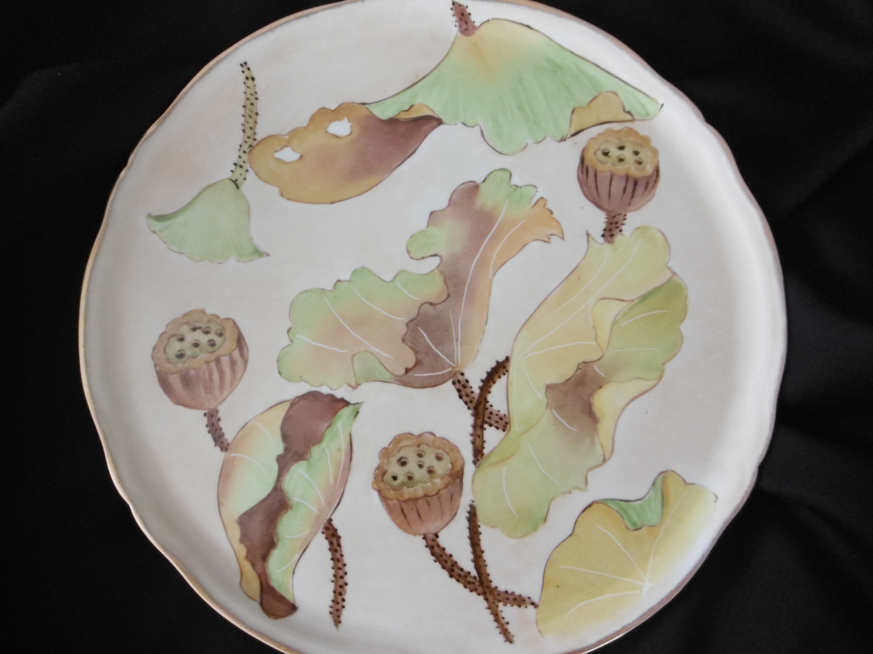 Plat à Tarte en Porcelaine Peinte Main, Décor de Feuilles Lotus