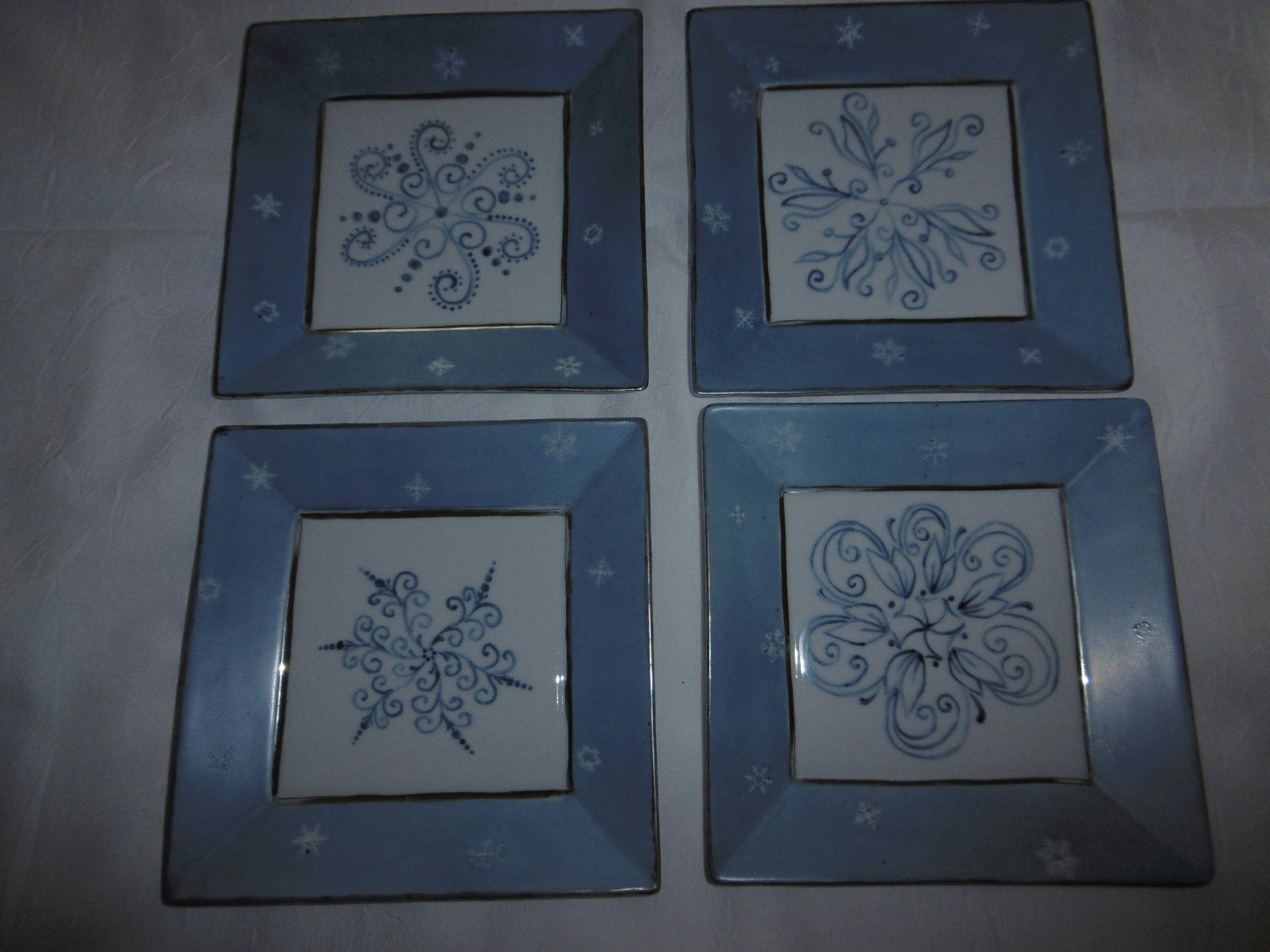Variation sur Les Flocons de Neige 4 Petites Assiettes Carrées en Porcelaine Peinte Main avec Motifs
