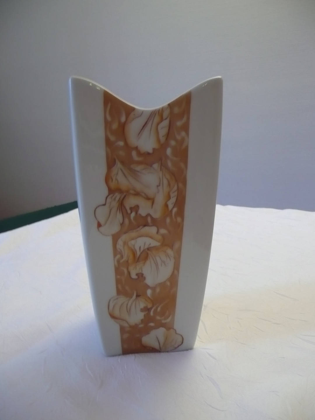 Vase Tulipe Moderne en Porcelaine de Limoges Peinte Main. Motif Chute Pétales Dans Les Tons Brun Sép