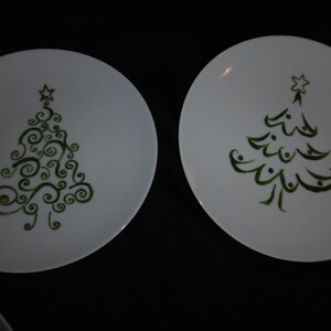 6 assiettes à dessert en porcelaine décorées de 6 sapins de Noël différents image 5