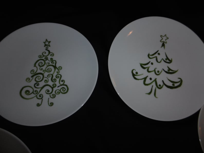 6 assiettes à dessert en porcelaine décorées de 6 sapins de Noël différents image 5