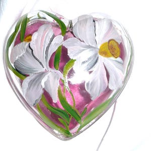 Boîte à bijoux en verre peint main, forme coeur, motif de deux narcisses blancs sur fond rose
