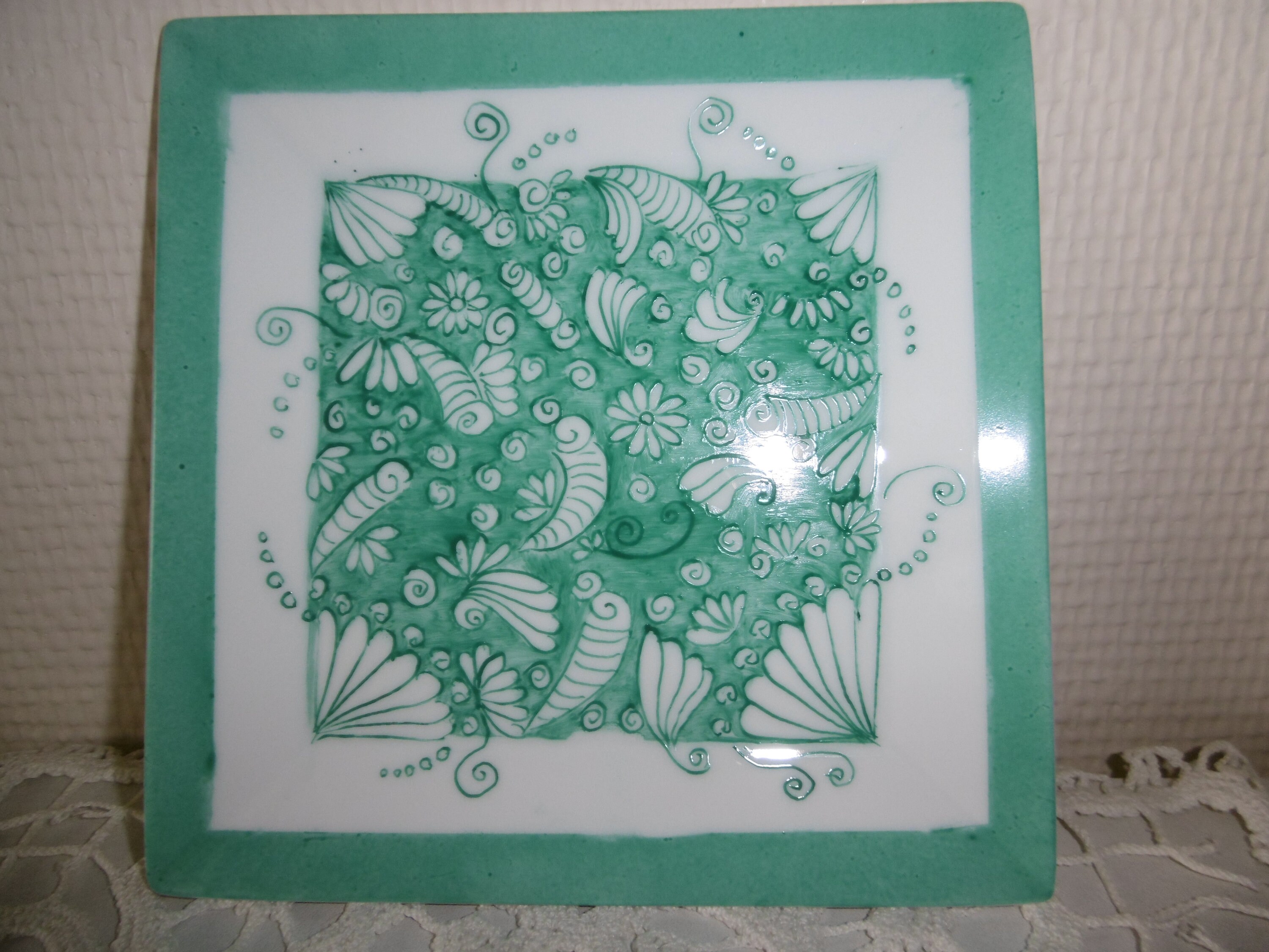 2 Petits Serviteurs à Apéritif Carrés en Porcelaine Peinte Main Graphisme sur Fond Vert et Marron.