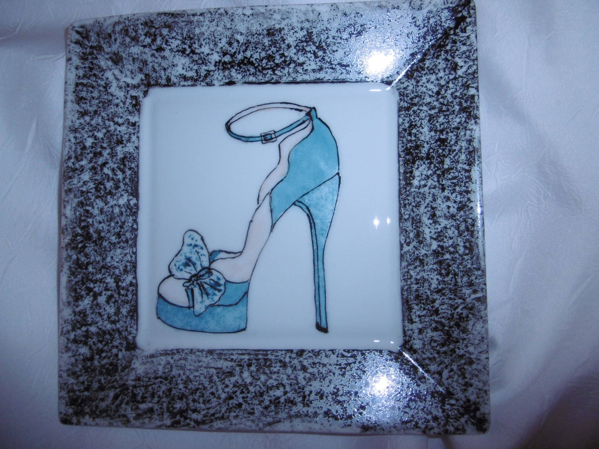 2 Assiettes Carrées Pour L'apéritif en Porcelaine, Décorées à La Main d'une Chaussure Talon Haut Des