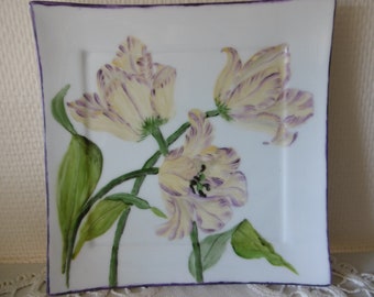 Assiette carrée en  porcelaine peinte main : décor de 3 tulipes beige et violet