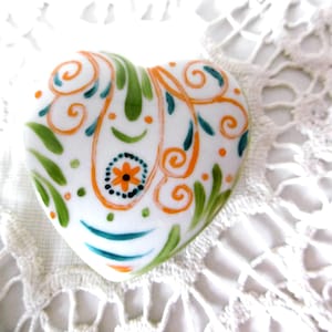 BOITE COEUR en PAPIERMACHE peint à la main, boite à bijoux ou