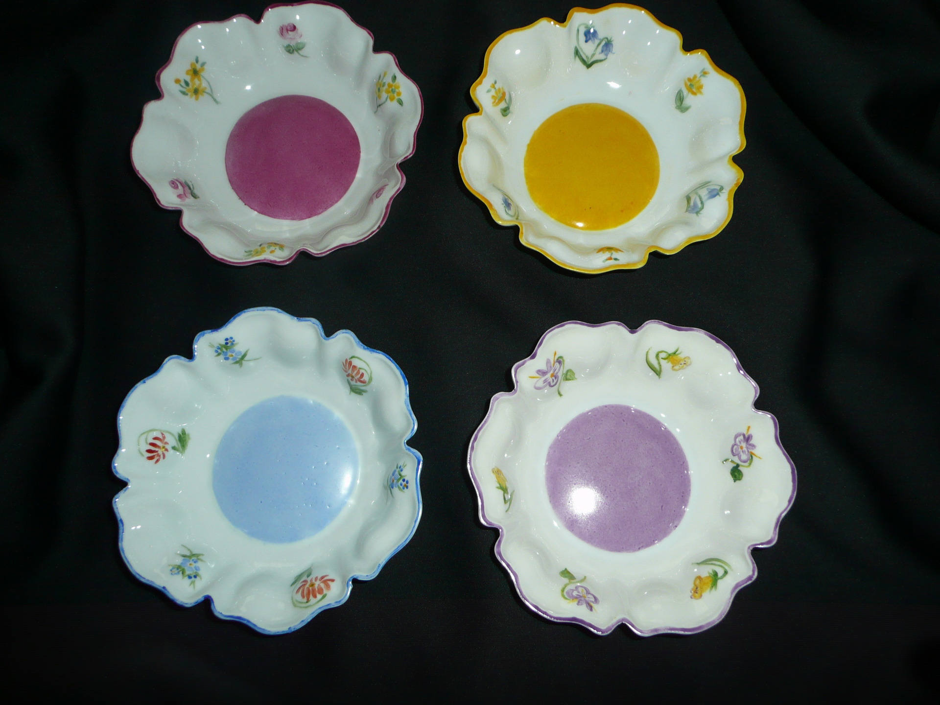 Lot de 4 Coupelles à Fruits en Porcelaine Peinte Main Motif Petites Fleurs Traditionnelles et Fond C