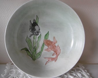 4 hand-painted porcelain bowls decorated with two fish on a green or pink background, Japanese-inspired motifs.