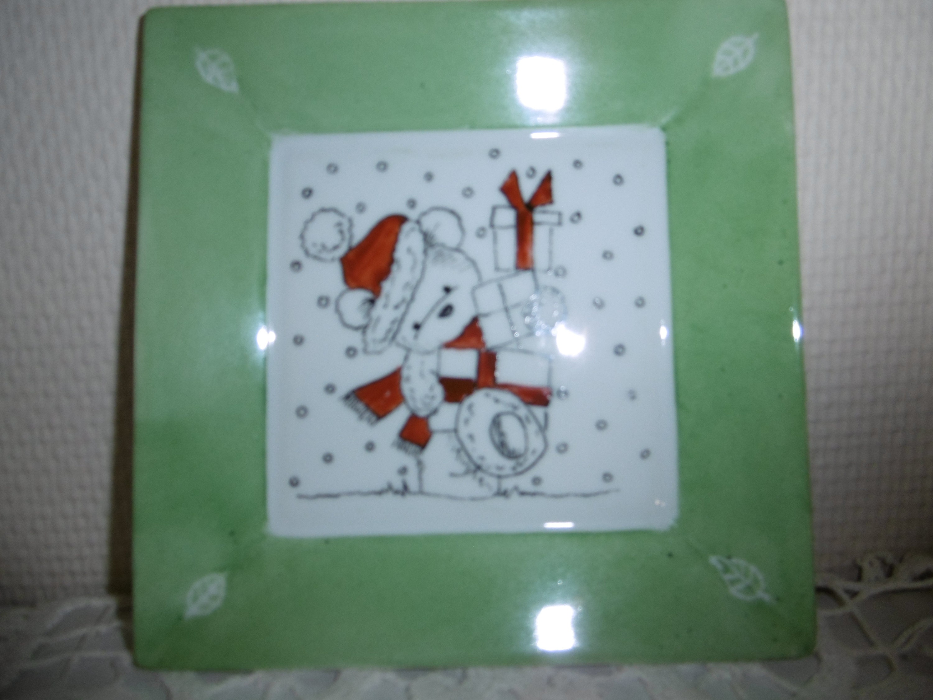 4 Petites Assiettes Carrées en Porcelaine Peinte Main Oursons de Noël et Encadrement Vert