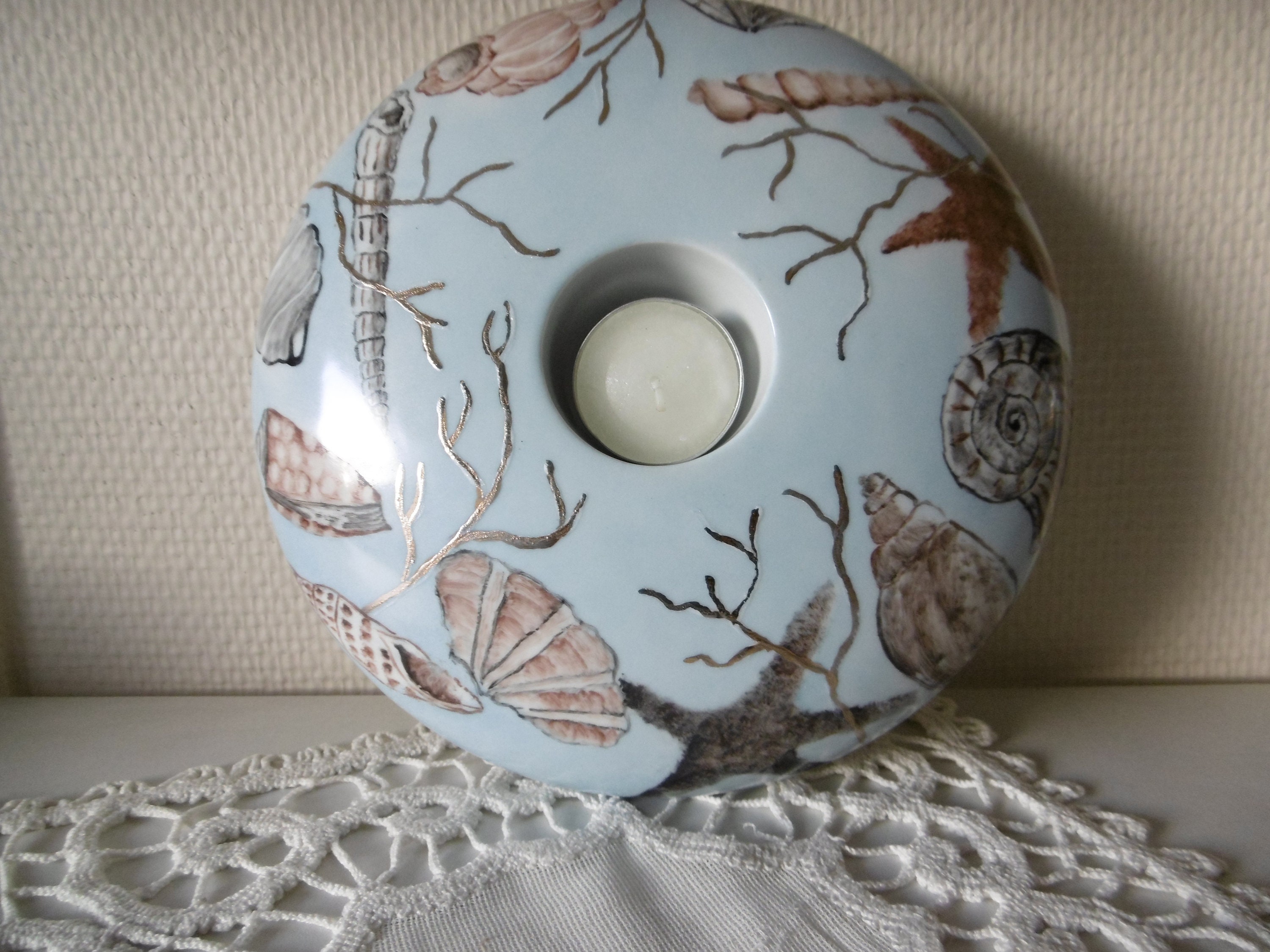 Gros Bougeoir Galet en Porcelaine Peinte Main Décor de Coquillages et Corail Doré sur Fond Bleu