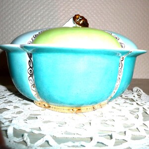 Boîte en porcelaine peinte main : 4 lobes de couleurs différentes cloisonnés de décorations design à la plume en or brillant