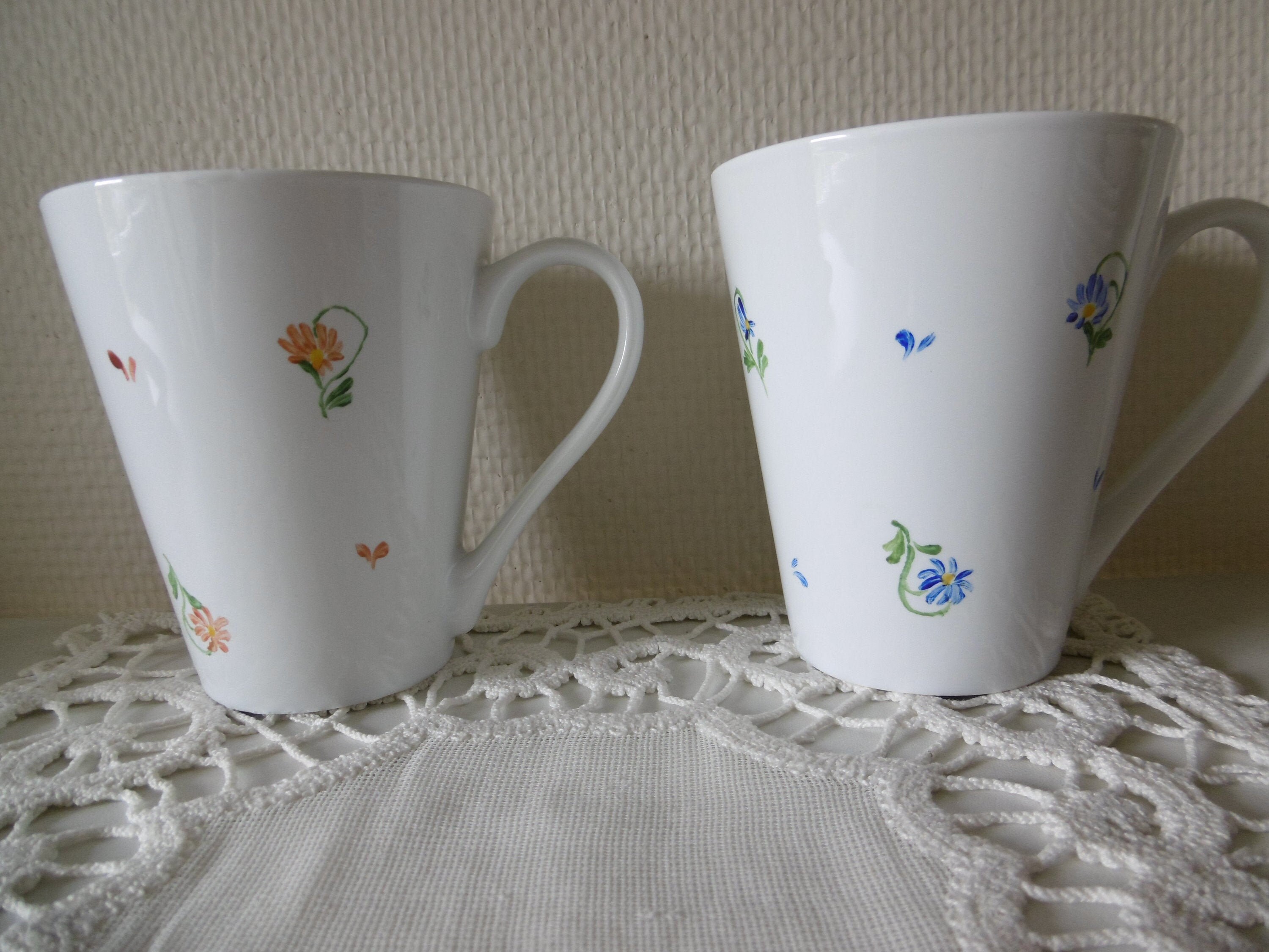 2 Mugs en Porcelaine Peinte Main Décorés de Pâquerettes Miniatures Bleu et Rouge