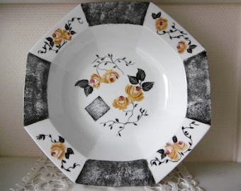 Plat creux octogonal en porcelaine peinte main avec un décor de petite roses jaunes de feuilles noires et des aplats noirs grisés