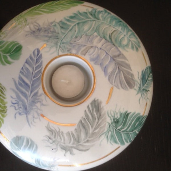 Grand bougeoir rond en porcelaine peinte main : motif de plumes en camaïeu vert et bleu