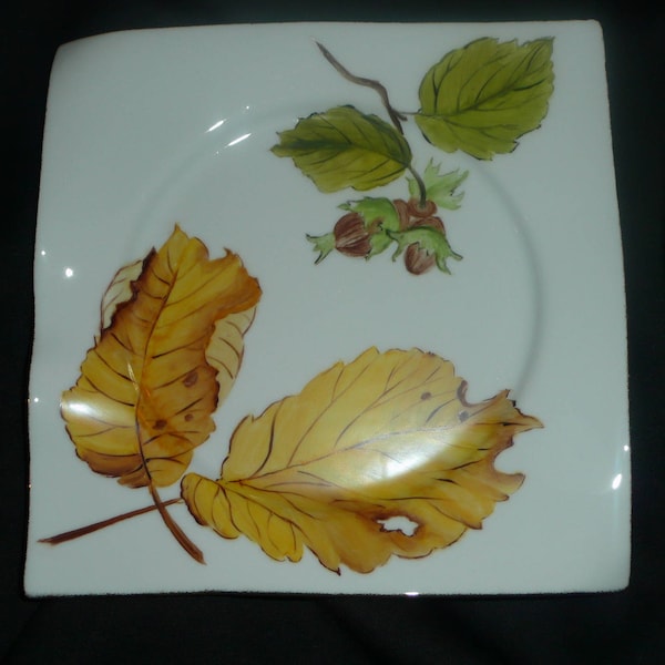 Assiette d'automne : motif feuilles de noisetier et noisettes. Porcelaine peinte main