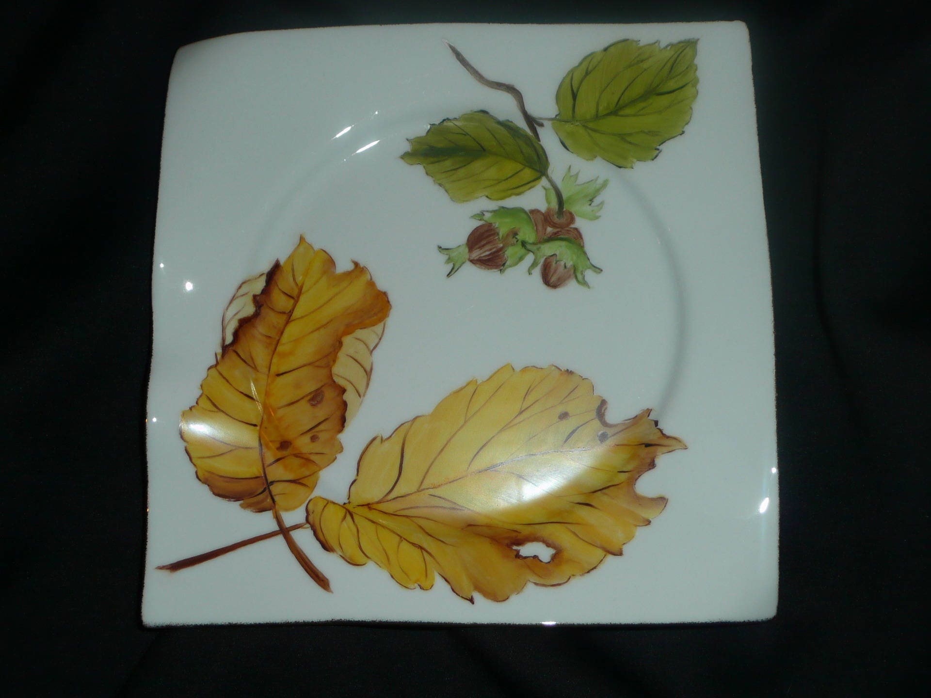 Assiette d'automne Motif Feuilles de Noisetier et Noisettes. Porcelaine Peinte Main