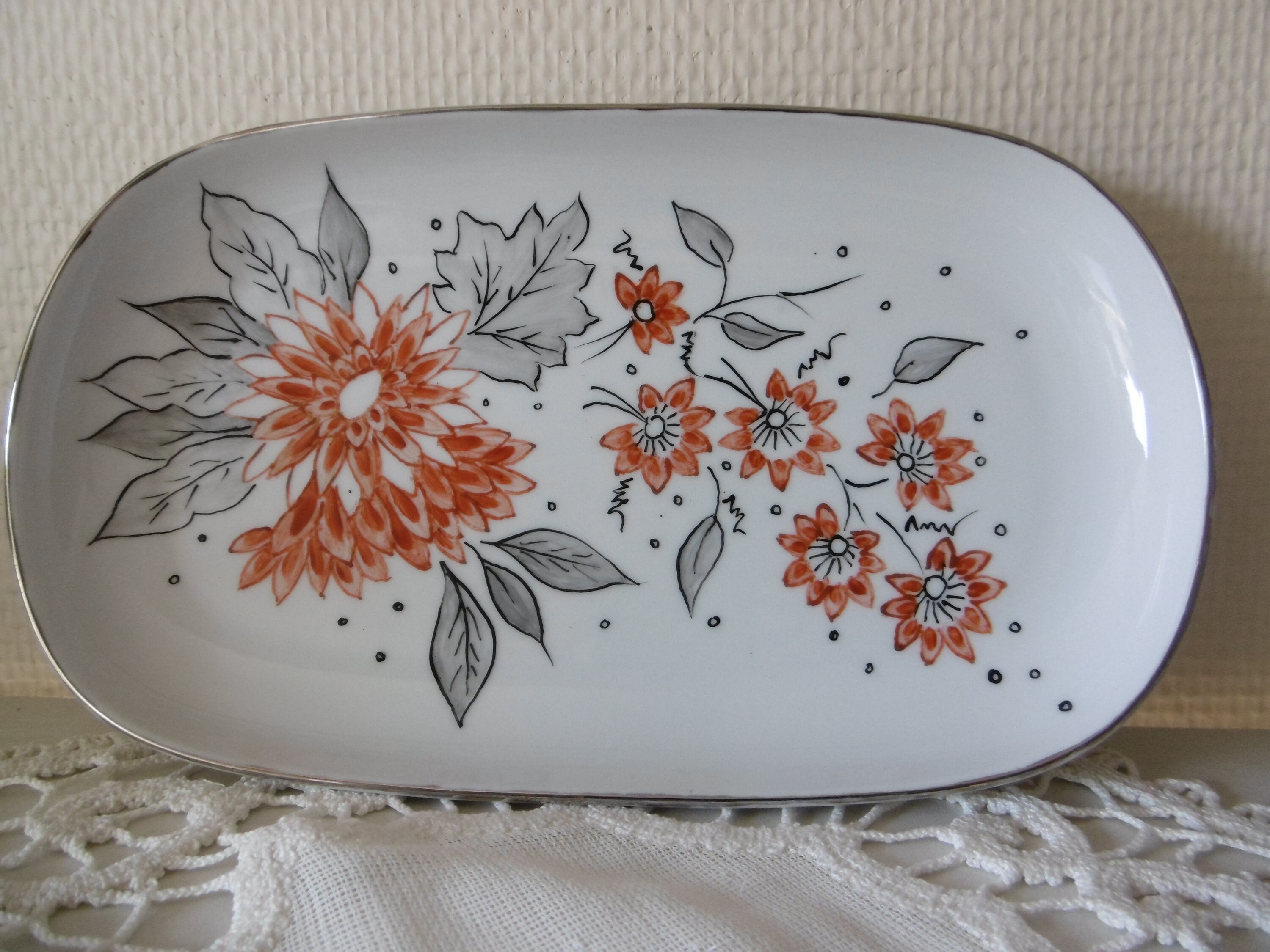 Vide Poche Ovale Enn Porcelaine Peinte Main Fleurs Indiennes Rouge et Gris