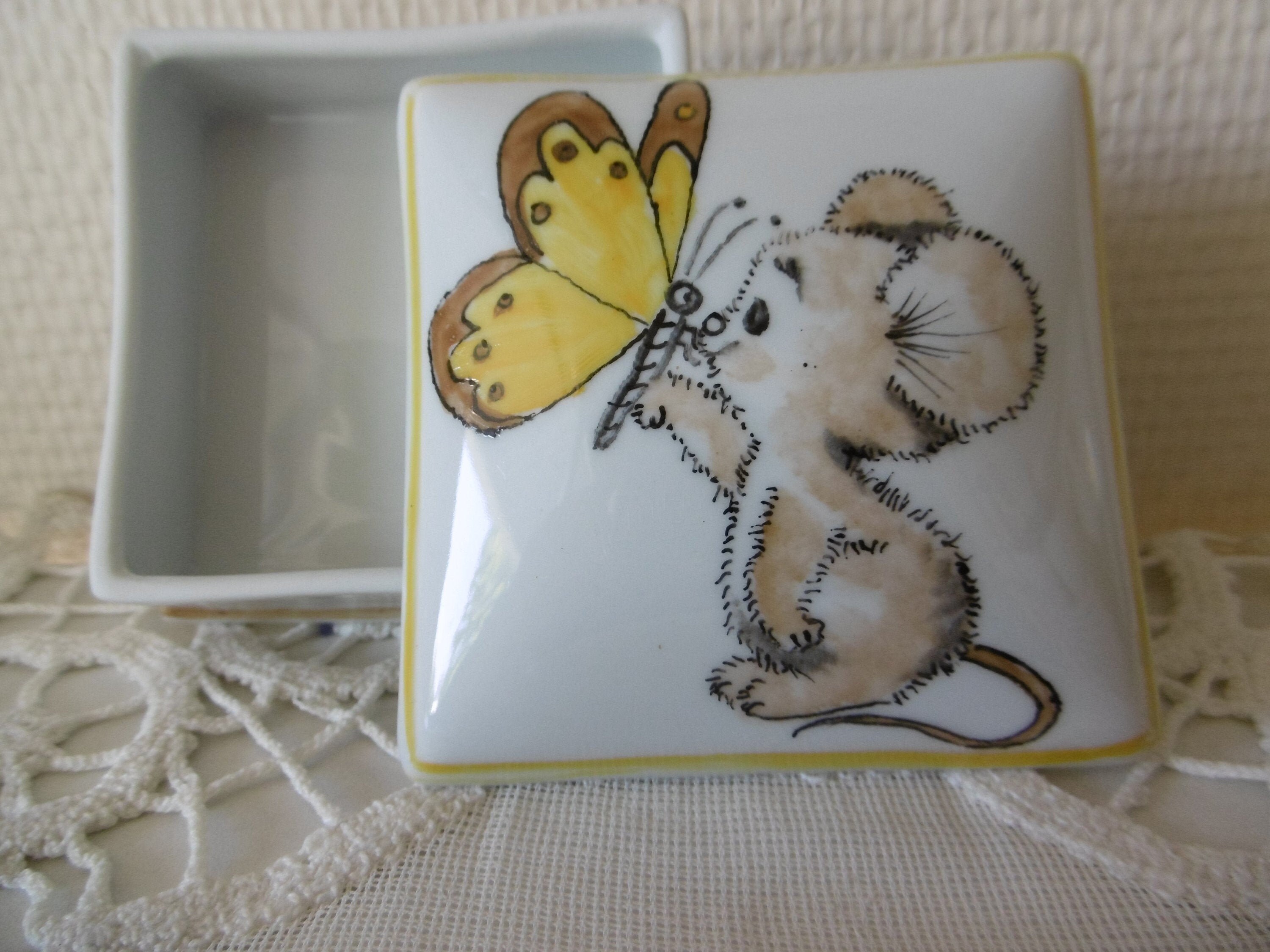 Boîte à Dents Carrée en Porcelaine Peinte Main Une Souris et Un Papillon