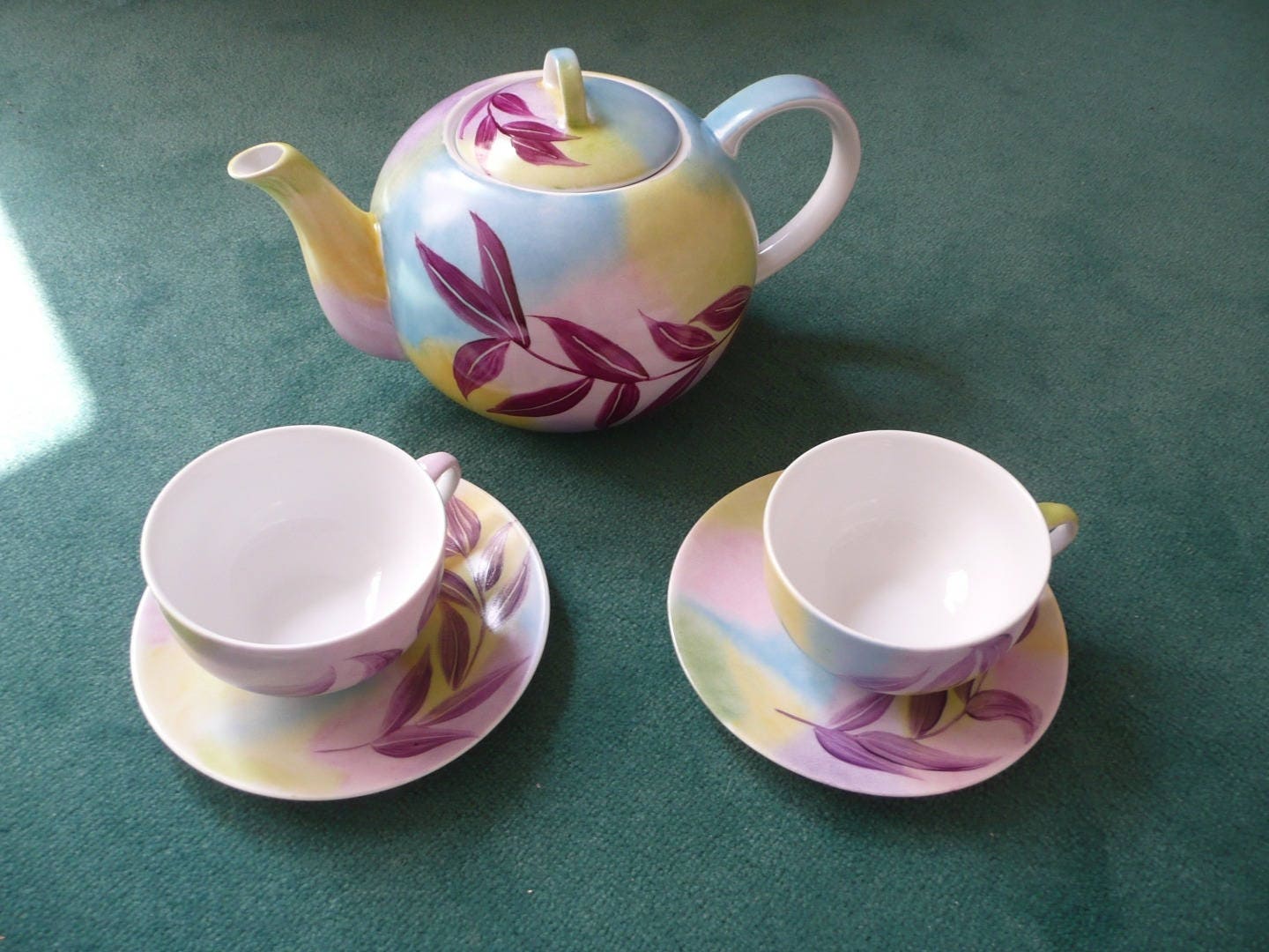 Théière et 2 Tasses Fond Pastel Multicolore Feuillage Pourpre en Porcelaine Peinte Main