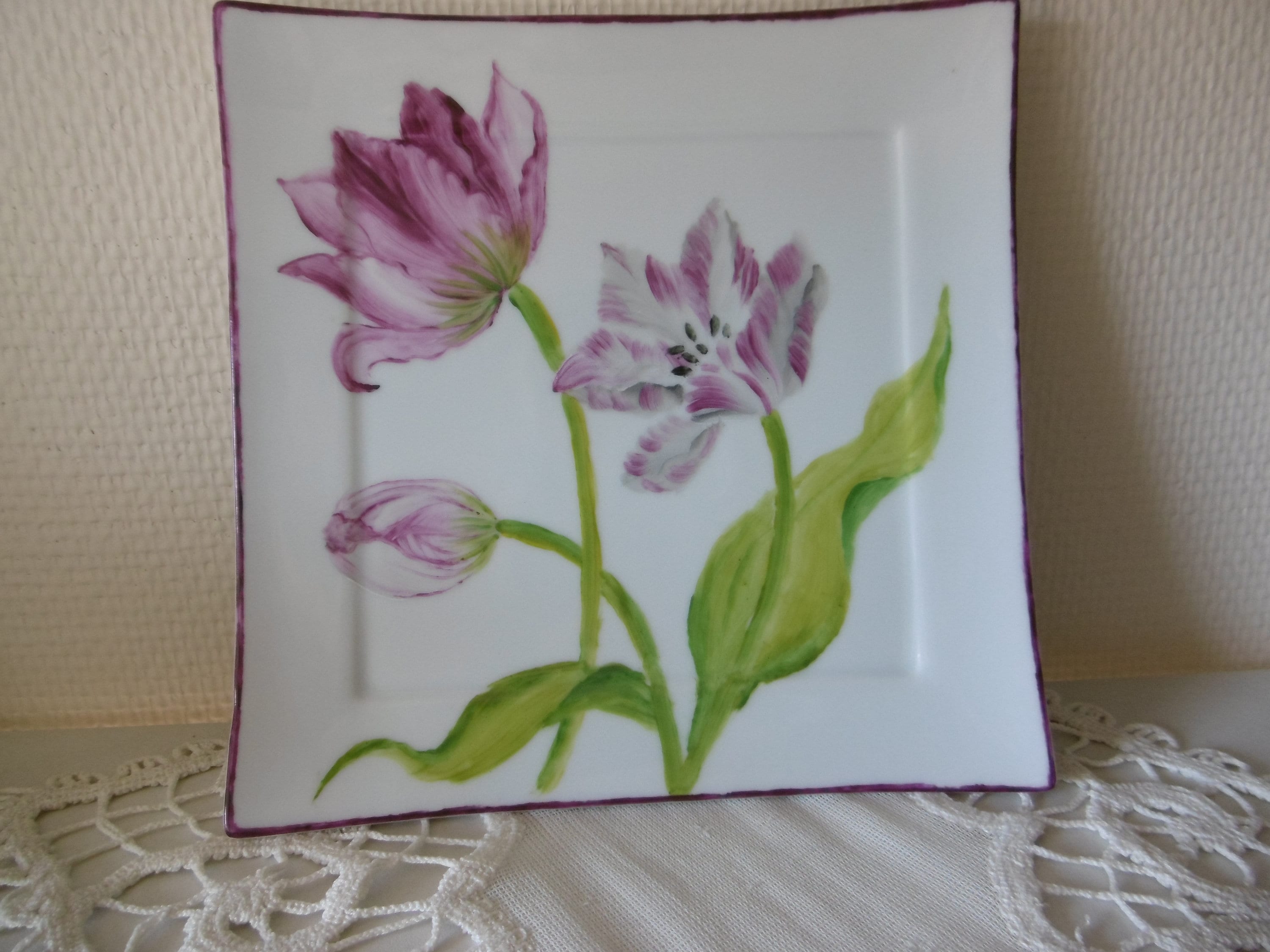 Assiette Carrée en Porcelaine Peinte Main Décor de 3 Tulipes Pourpre