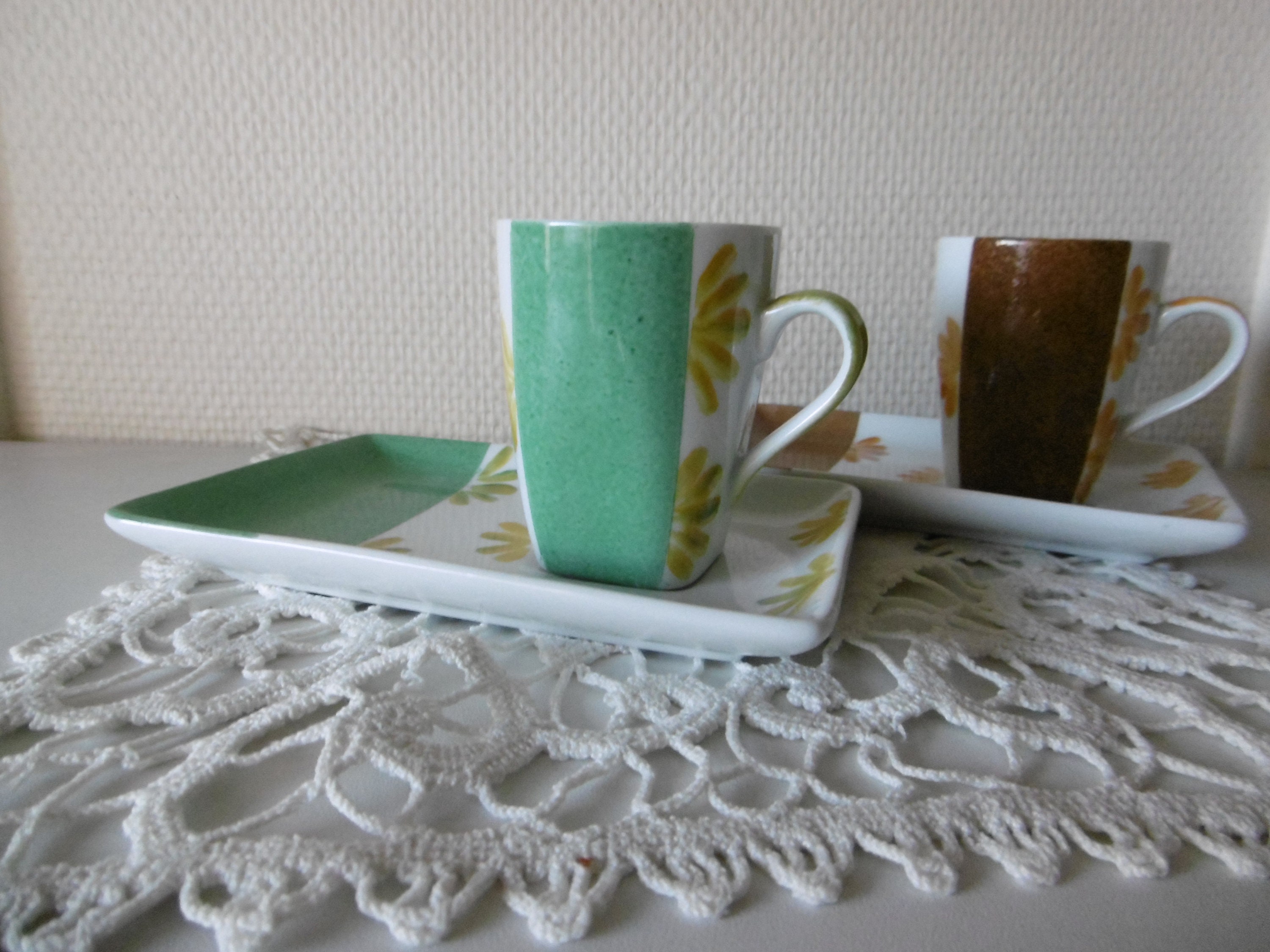 Duo de Café Gourmand en Porcelaine Peinte Main Vert avec Fleurs Jaunes, Chocolat Ocres